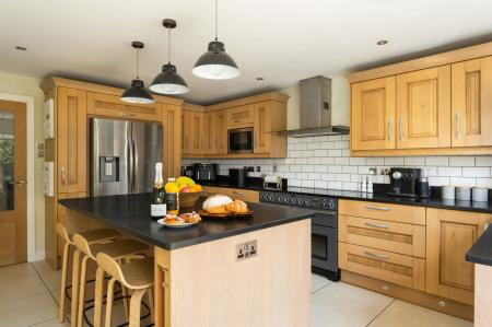 6 bedroom Detached house for sale in Briff Lane, Upper Bucklebury, RG7