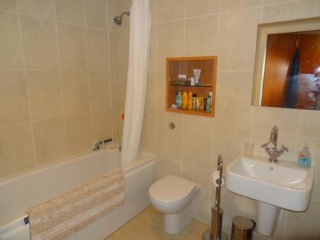 2 bedroom Flat to let in Colombo Square, Worsdell Drive, Gateshead, NE8