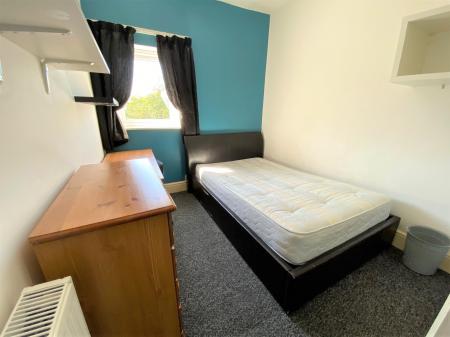 4 bedroom Terraced House to let in Abbey Street, Silverdale, ST5