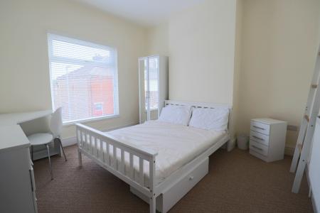 4 bedroom Terraced House to let in Abbey Street, Newcastle-under-Lyme, ST5