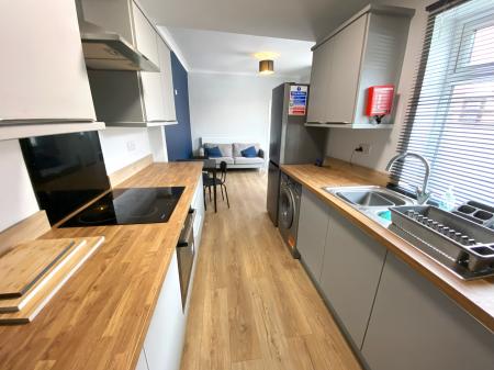 4 bedroom Terraced House to let in Broad Street, Newcastle-under-Lyme, ST5