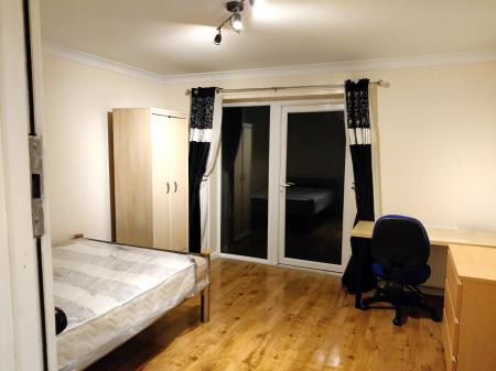 4 bedroom Semi-detached house to let in Comet Avenue, Knutton, ST5