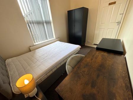 4 bedroom End of terrace house to let in Enderley Street, Newcastle-under-Lyme, ST5