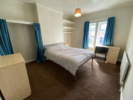 6 bedroom Terraced House to let in High Street, Silverdale, ST5