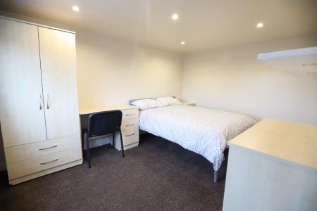 6 bedroom Terraced House to let in High Street, Silverdale, ST5