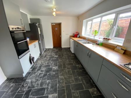 6 bedroom Terraced House to let in High Street, Silverdale, ST5