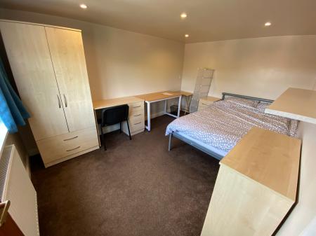 6 bedroom Terraced House to let in High Street, Silverdale, ST5