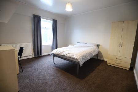 6 bedroom Terraced House to let in High Street, Silverdale, ST5