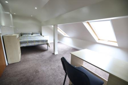 6 bedroom Terraced House to let in High Street, Silverdale, ST5