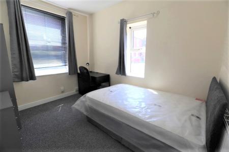 4 bedroom End of terrace house to let in Hill Street, Newcastle-under-Lyme, ST5