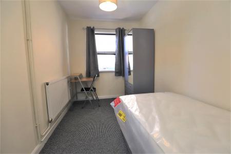 4 bedroom End of terrace house to let in Hill Street, Newcastle-under-Lyme, ST5