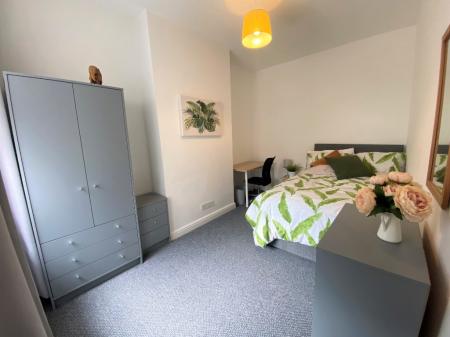 4 bedroom Terraced House to let in Liverpool Road, Newcastle-under-Lyme, ST5