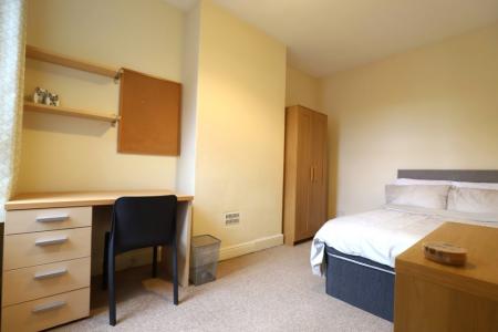 4 bedroom Terraced House to let in Liverpool Road, Newcastle-under-Lyme, ST5