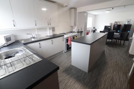 9 bedroom House share to let in London Road, Newcastle-under-Lyme, ST5