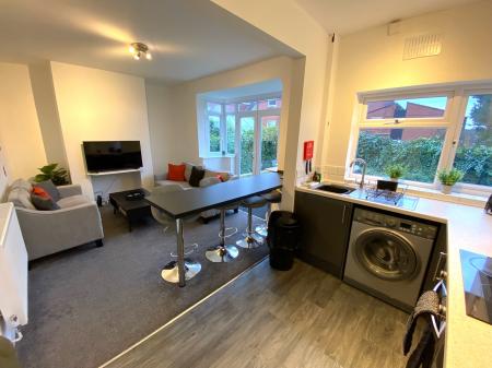 4 bedroom Town house to let in Poplar Grove, Newcastle-under-Lyme, ST5