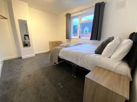 4 bedroom Town house to let in Poplar Grove, Newcastle-under-Lyme, ST5