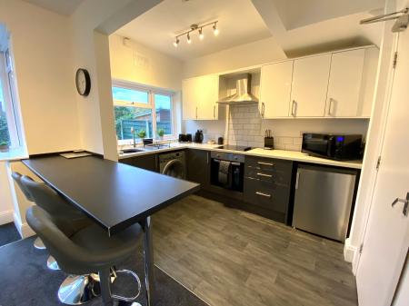 4 bedroom Town house to let in Poplar Grove, Newcastle-under-Lyme, ST5