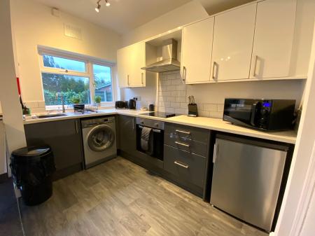 4 bedroom Town house to let in Poplar Grove, Newcastle-under-Lyme, ST5