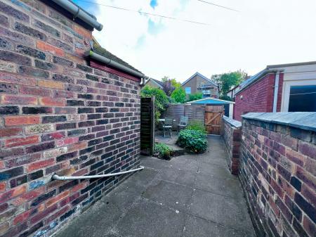 4 bedroom Town house to let in Princes Road, Stoke-on-Trent, ST4