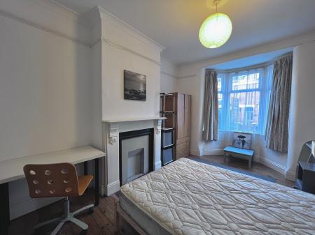 4 bedroom Town house to let in Princes Road, Stoke-on-Trent, ST4