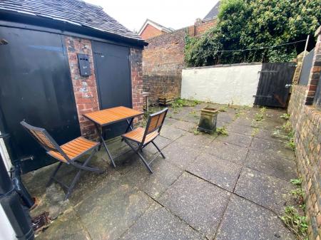 4 bedroom Terraced House to let in Sackville Street, Newcastle-under-Lyme, ST4