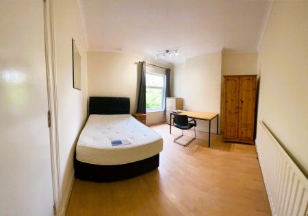 4 bedroom Semi-detached house to let in Seabridge Road, Seabridge, Newcastle-under-Lyme, ST5