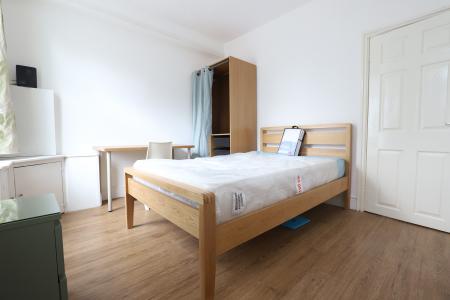 4 bedroom End of terrace house to let in Shaw Street, Newcastle-under-Lyme, ST5