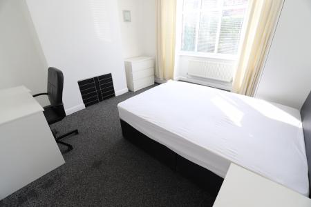 4 bedroom Semi-detached house to let in Wesley Place, Newcastle-under-Lyme, ST5