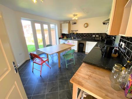 5 bedroom Detached house to let in Snowgoose Way, Newcastle-under-Lyme, ST5