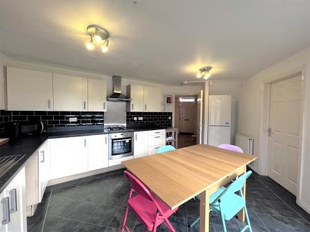 5 bedroom Detached house to let in Snowgoose Way, Newcastle-under-Lyme, ST5