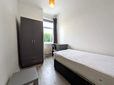 4 bedroom Terraced House to let in Thistleberry Avenue, Newcastle-under-Lyme, ST5