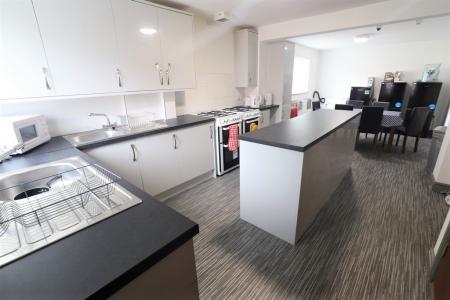 1 bedroom House share to let in London Road, Newcastle-under-Lyme, ST5