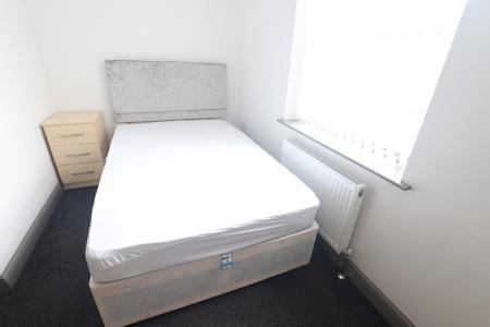 1 bedroom House share to let in London Road, Newcastle-under-Lyme, ST5