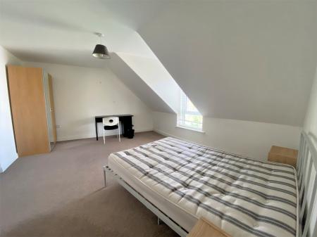 5 bedroom Town house to let in Comet Avenue, Newcastle-under-Lyme, ST5