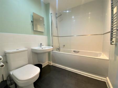 5 bedroom Town house to let in Comet Avenue, Newcastle-under-Lyme, ST5