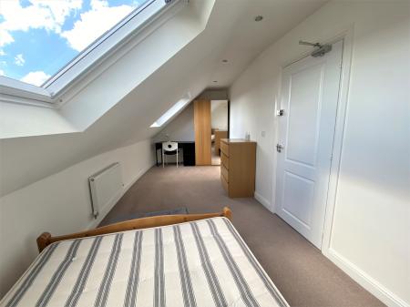 5 bedroom Town house to let in Comet Avenue, Newcastle-under-Lyme, ST5