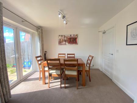 5 bedroom Town house to let in Comet Avenue, Newcastle-under-Lyme, ST5