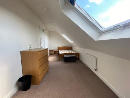 5 bedroom Town house to let in Comet Avenue, Newcastle-under-Lyme, ST5