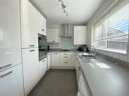 5 bedroom Town house to let in Comet Avenue, Newcastle-under-Lyme, ST5