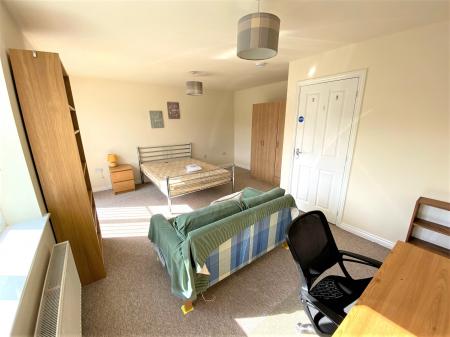 5 bedroom Town house to let in Gadwall Croft, Newcastle-under-Lyme, ST5