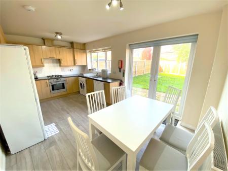 5 bedroom Town house to let in Gadwall Croft, Newcastle-under-Lyme, ST5