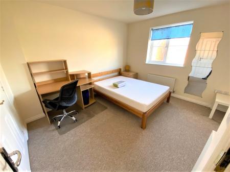 5 bedroom Town house to let in Gadwall Croft, Newcastle-under-Lyme, ST5