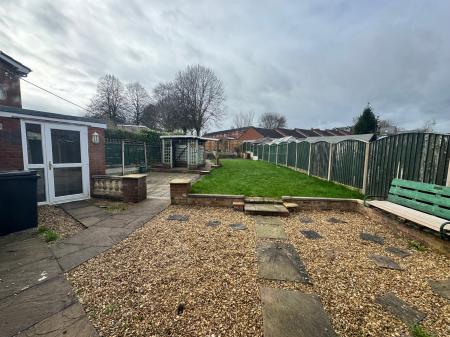 4 bedroom Semi-detached house to let in Drayton Street, Newcastle-under-Lyme, ST5