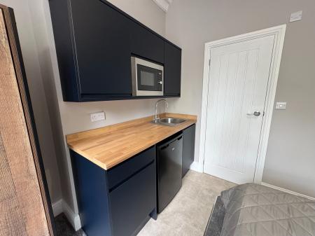 1 bedroom Flat to let in 17 Queens Avenue, Tunstall, ST6