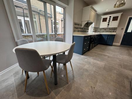 1 bedroom Flat to let in 17 Queens Avenue, Tunstall, ST6