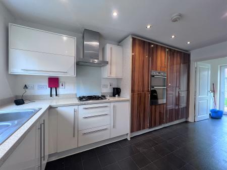 4 bedroom Detached house to let in 4 Bedrooms at Centurion Crescent, Newcastle-under-Lyme, ST5