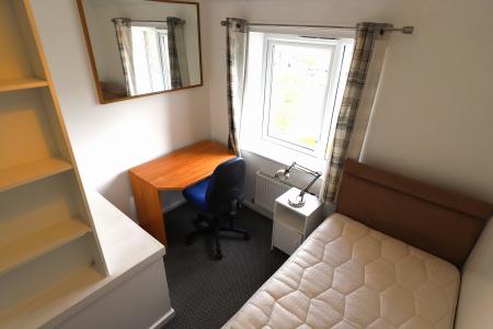 4 bedroom Semi-detached house to let in DS Bed - Comet Avenue, Knutton, ST5