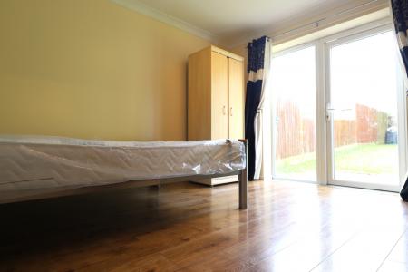 4 bedroom Semi-detached house to let in DS Bed - Comet Avenue, Knutton, ST5