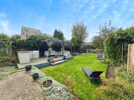 4 bedroom Detached house for sale in Old Park Road, Wednesbury, Wednesbury, WS10