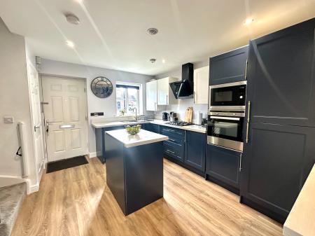 2 bedroom Semi-detached house for sale in Pitchwood Close, Wednesbury, Wednesbury, WS10